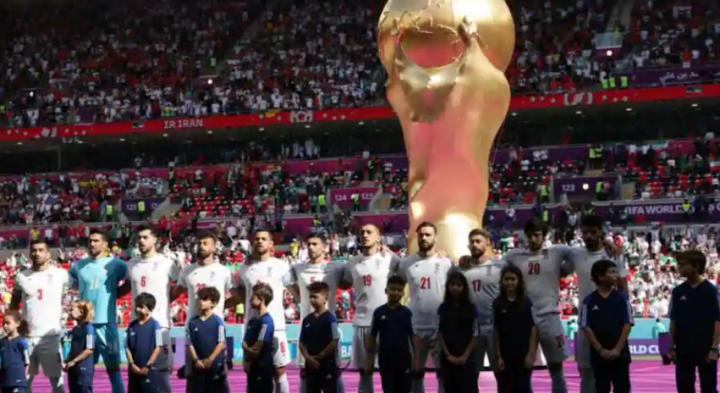 Timnas Iran menyanyikan lagu kebangsaan saat melawan Wales /net