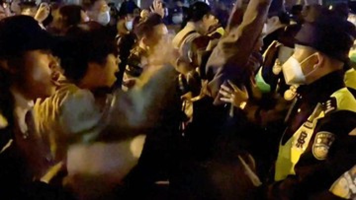 Potret Para Demosntran Atsas Pembatasan Covid dan Pihak Kepolisian Sanghai. (CNBC/Foto)
