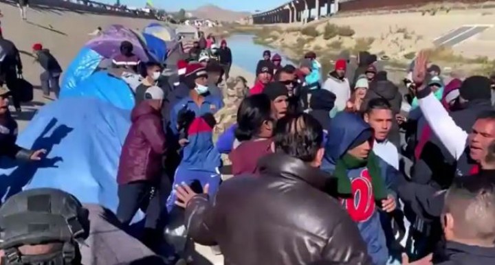 Dengan Alasan Tak Masuk Akal, Pihak Berwenang Memindahkan Kamp Migran Meksiko di Perbatasan AS 