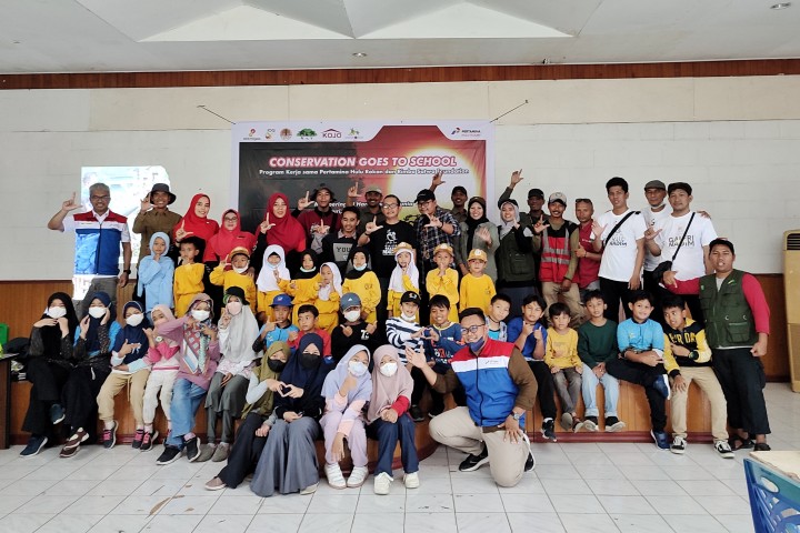 Foto bersama peserta yang terdiri dari para siswa dari Sekolah Alam Duri dan TK Bunda Karya pada kegiatan bertema Conservation Goes to School yang dilaksanakan PHR bersama RSF di Duri, Kabupaten Bengkalis, Sabtu 26 November 2022.