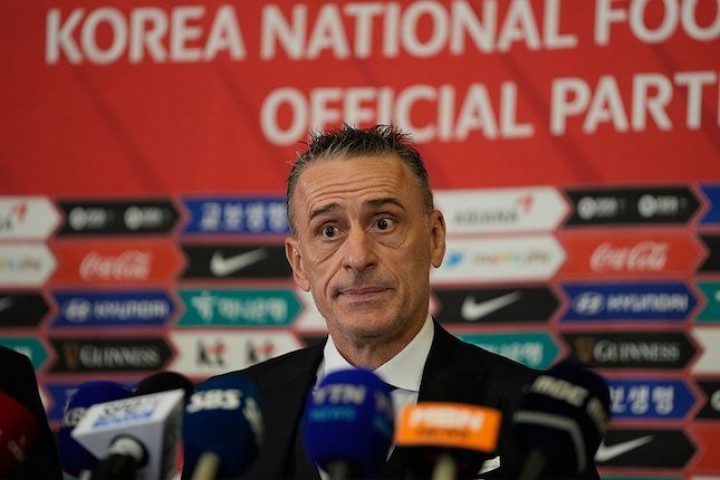 Potret Pelatih Korea Selatan, Sergio Costa yang Memprotes ke Wasit di menit terakhit Korsel kontra Ghana. (BBC/Foto)