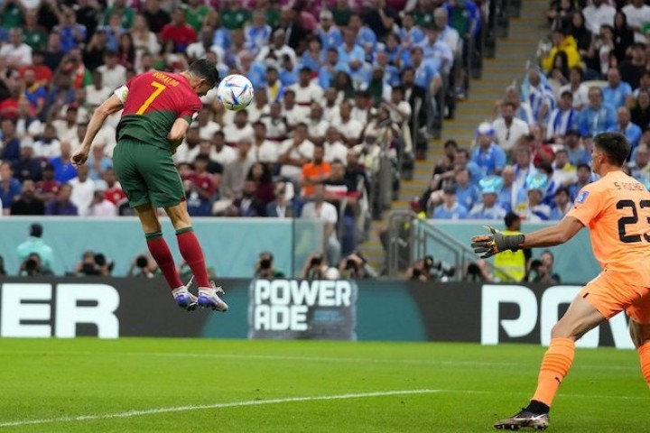 Potret Sundulan 'Hair of God' Cristiano Ronaldo saat Laga Kontra Uruguay. (Bola.net/Foto)