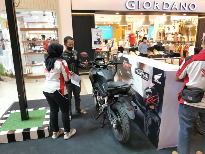 Pengunjung Mal SKA mengunjungi booth pameran Honda Sport Motoshow 2022