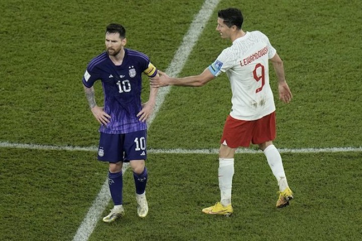 Kapten Argentina, Lionel Messi dan kapten Polandia, Robert Lewandowski tertangkap kamera akan berdiskusi setelah laga ketiga Grup C Piala Dunia 2022, Kamis (1/12/2022) WIB. (c) AP Photo/Hassan Ammar