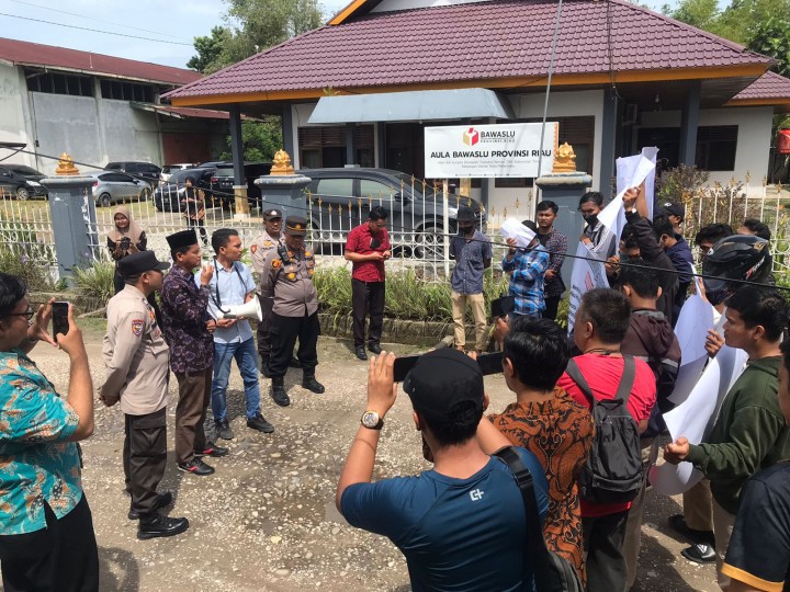 Sekelompok Massa Gelar Aksi Tolak Kedatangan Anies ke Riau