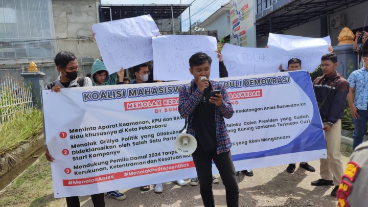 Sejumlah massa menolak kedatangan Anies Baswedan ke Riau 