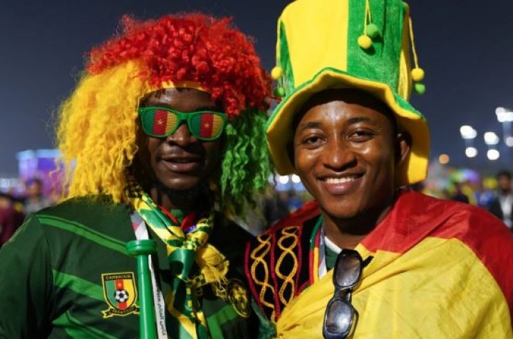Para Pendukung Kamerun Merayakan Kemenangan Bersejarah 1-0 Atas Brasil