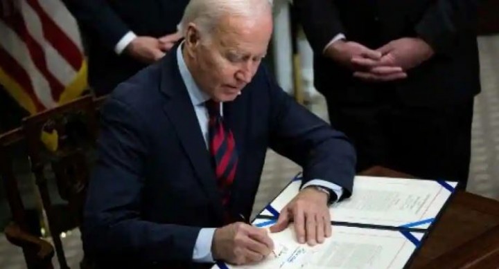 Joe Biden menandatangani undang-undang yang mencegah pemogokan kereta api atas cuti sakit