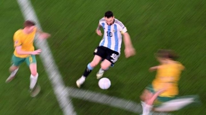 Potret Argentina Saatt Hadapi Australia di Piala Dunia 2022 Qatar, La Pulga Tampak Menggiring Bola. (Suara.com/Foto)
