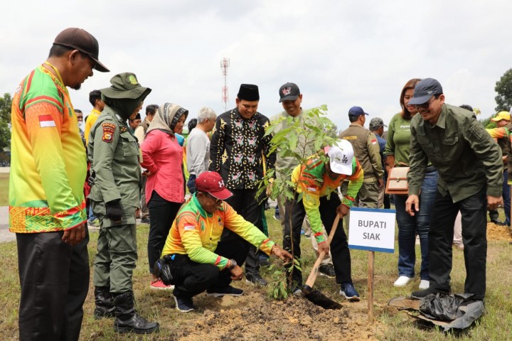 Dukung Aksi Nyata Program Riau Hijau Sekda Siak Apresasi Dinas (LHK) Riau Bagian 10 Ribu Bibit Pohon Produktif