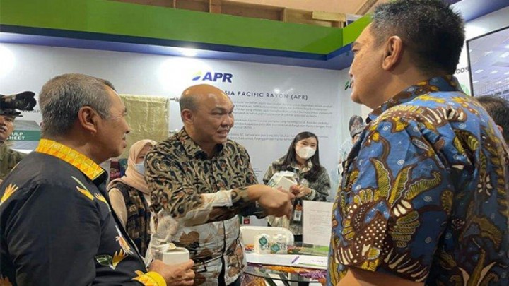 Kertas Kemasan Berkelanjutan Produksi APRIL Bikin Gubri Terkesima saat Riau Expo 2022