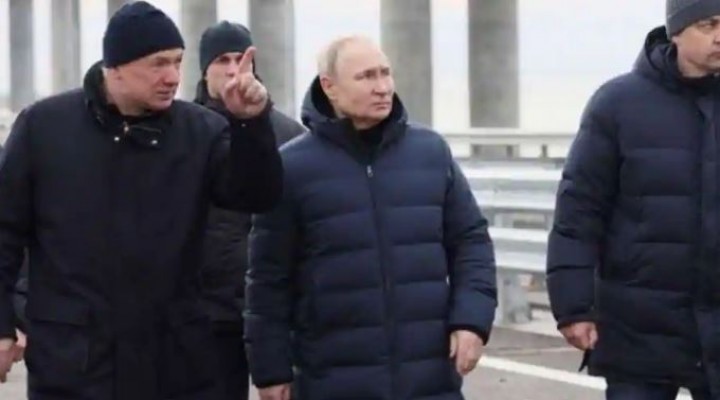 Putin Berjalan di Sepanjang Jembatan Krimea yang Dihancurkan Sebagai Hadiah Ulang Tahun 