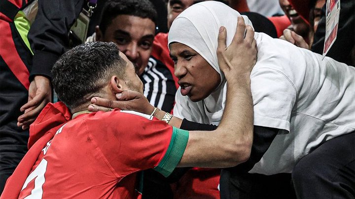 Potret Achraf Hakimi Jumpai Ibunda di Tribun dan Mencium kening sang Ibunda. (Sportstars/Foto)