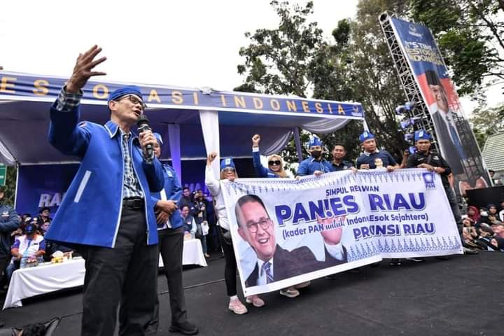 Zulmizan deklarasi dukungan ke Anies Baswedan sebagai calon Presiden 2024 saat rapat akbar di jalan Gajah Mada Pekanbaru belum lama ini 
