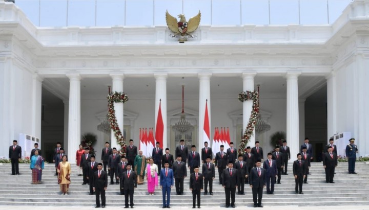 Survei terbaru memperlihatkan bahwa mayoritas publik menginginkan Jokowi lakukan reshuffle kabinet /hukumline.com