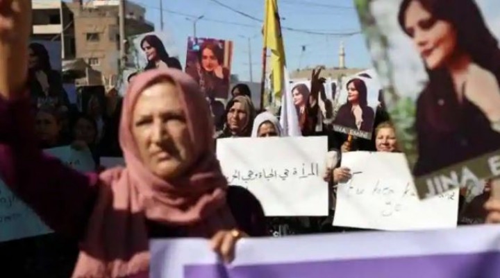 Pasukan Iran Menargetkan Wajah dan Alat Kelamin Wanita yang Memprotes 