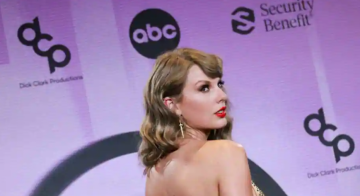 Penyanyi Taylor Swift akan debut sebagai sutradara film dengan naskah yang ditulisnya /Reuters