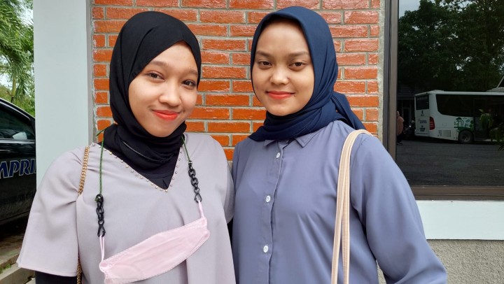 Lily Masitha (kiri) dan Eka Lestari, 2 perempuan muda penerima beasiswa fesyen dari Asia Pacific Rayon.