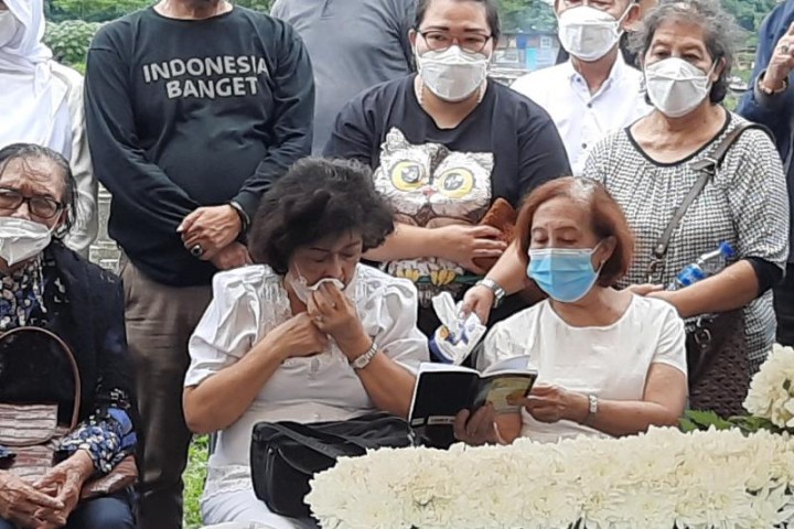 Tangis Istri Pecah Saat Jenazah Remy Syalado Dimakamkan