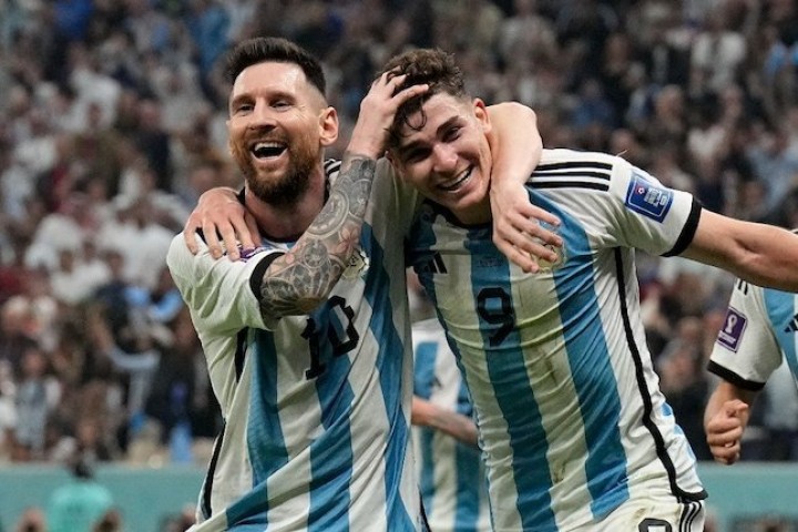 Potret Lionel Messi dan Julian Lavarez di Semifinal Piala Dunia 2022 Qatar saat Kontra Lawan Kroasia. (Bola.net/Foto)