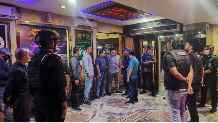 Personil Satgas Ops Pekat Lancang Kuning tengah melakukan pemeriksaan di sebuah tempat hiburan malam di Pekanbaru.