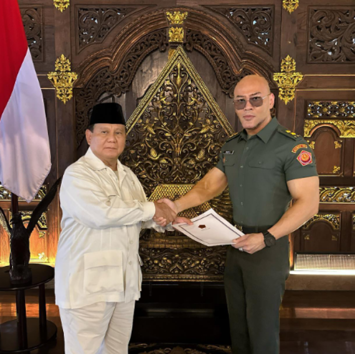 Deddy Corbuzier terima pangkat Letkol Tituler TNI dari Menhan Prabowo Subianto /@mastercorbuzier