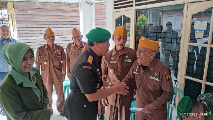 Danrem 031/WB Brigjen TNI Parlindungan Hutagalung saat mengunjungi Angjangsana Veteran dalam rangka Hari Juang Kartika 2022.