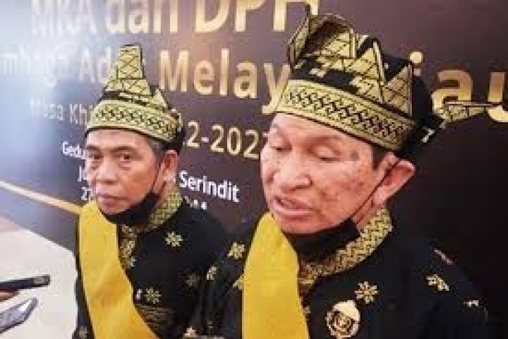 Ketua Umum (Ketum) Majelis Kerapatan Adat (MKA) LAMR Provinsi Riau, Datuk Seri H. Raja Marjohan Yusuf 