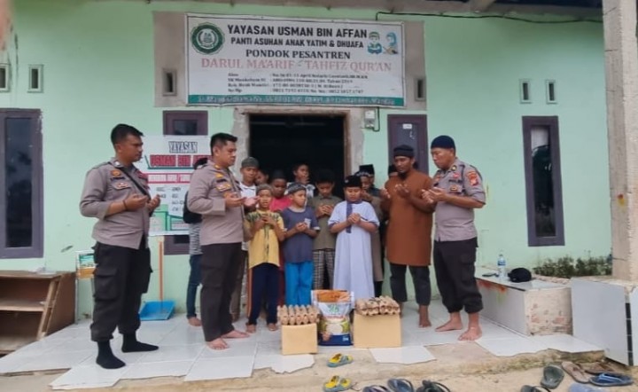 Bantuan yang diserahkan Kapolsek Mandau, Kabupaten Bengkalis