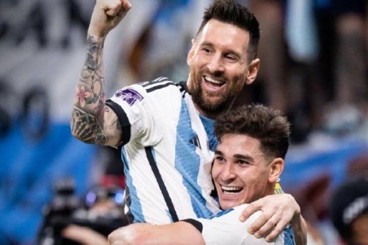 Potret Leo Messi dan Julian Alvarez usai Menang Lawan Kroasia di Babak Semifinal Piala Dunia 2022. (Bola.net/Foto)