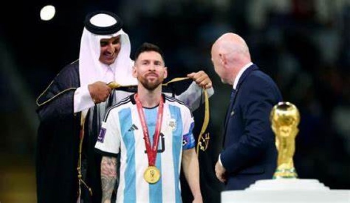 Berikut makna jubah hitam yang dipakaikan Emir Qatarke Messi saat mengangkat trofi Piala Dunia 2022 /sidoarjo.inews.id