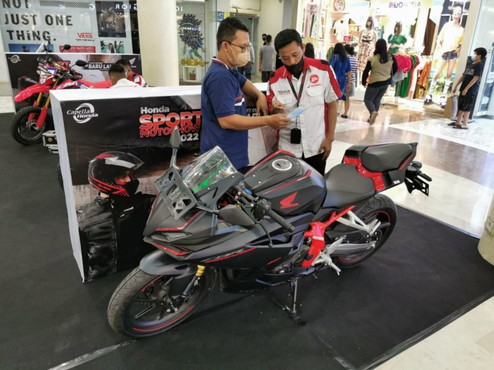 Pengunjung mal singgah di pameran Honda Sport Motoshow di Mal Ciputra Seraya dan di layani oleh Sales yang bertugas