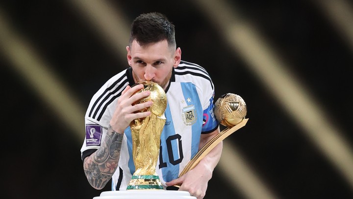 Potret Leo Messi Cium Trophy Piala Dunia 2022 Qatar. (Goal.com/Foto)