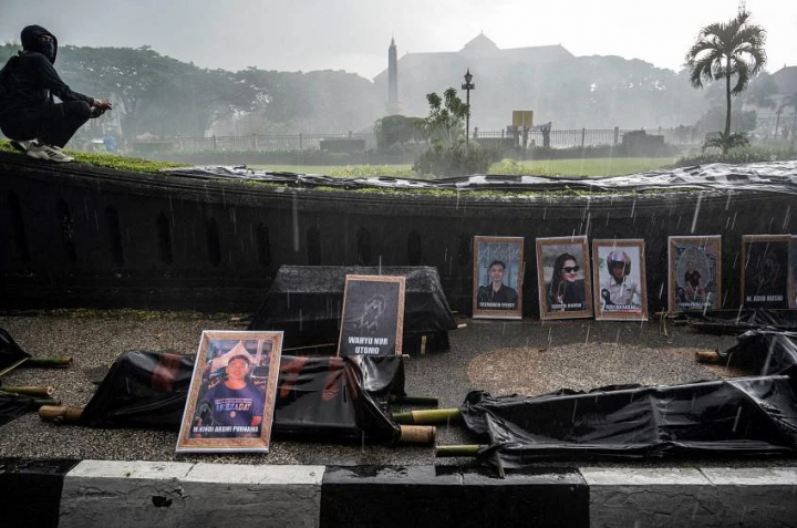 Keluarga Korban tragedi Kanjuruhan menggugat pejabat yang bertanggung jawab atas insiden tersebut /AFP