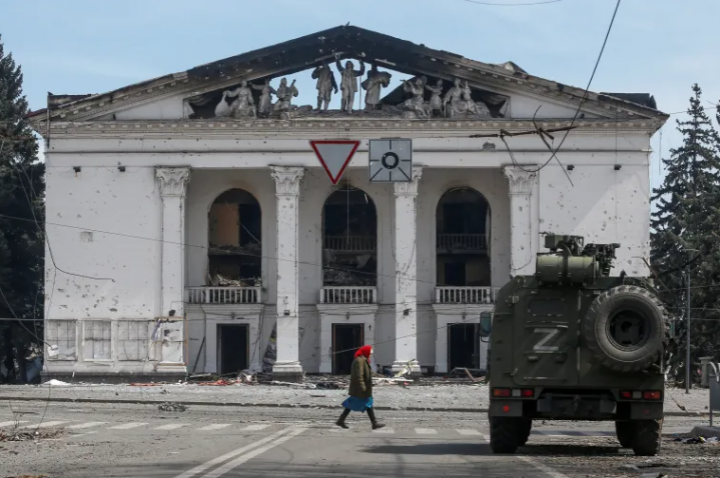 Ukraina menuduh Rusia atas pemboman teater di Mariupol /Reuters