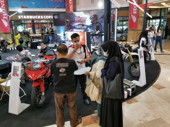 Terlihat pengunjung mal singgah di pameran Honda Sport Motoshow di Mal SKA dan di layani oleh Sales yang bertugas