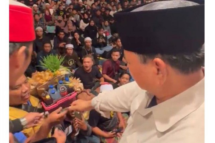 Video Prabowo Subianto kasih jam tangan, peci hingga bajunya ke jamaah Cak Nun viral di media sosial /Istimewa