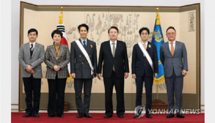 Sutradara Squid Game dan Lee Jungjae Terima Medali Kehormatan dari Korea Selatan. (YonhapNews/Foto)