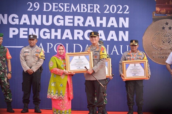 Kapolda Riau saat memberikan penghargaan kepada Bupati Kasmarni