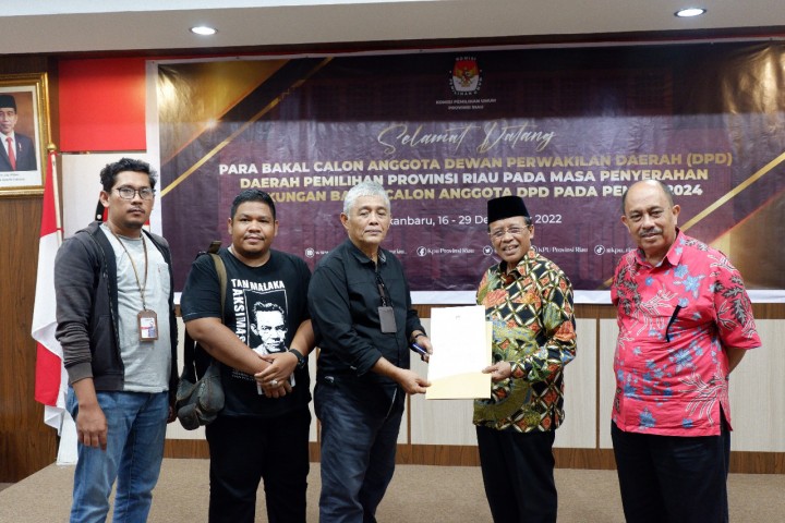 Komisioner KPU Riau Joni Suhaidi menerima berkas salah satu calon anggota DPD RI 