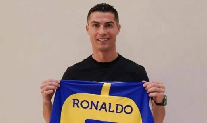 Potret Ronaldo Resmi Gabung Klub Al Nassr. (CNN Indonesia/Foto) 