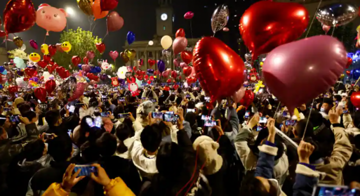 Di tengah lonjakan angka Covid 19 di China, Wuhan dipenuhi ribuan orang pada perayaan malam tahun baru /Reuters