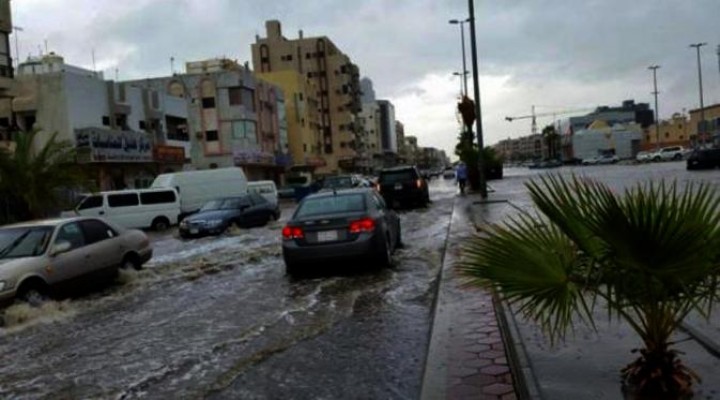 Potret Hujan Lebat yang Terjadi di Jeddah Mengakibatkan Sekolah dan Universitas Tutup.(Liputan6.com/Foto)