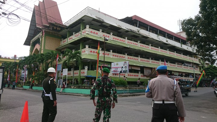 Petugas gabungan terlihat siaga mengamankan lokasi Pasar Bawah Pekanbaru, Rabu, 4 Januari 2023.