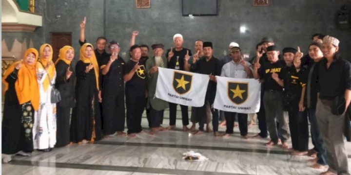 Heboh, Kader Partai Ummat Bentangkan Bendera Partai dalam Masjid