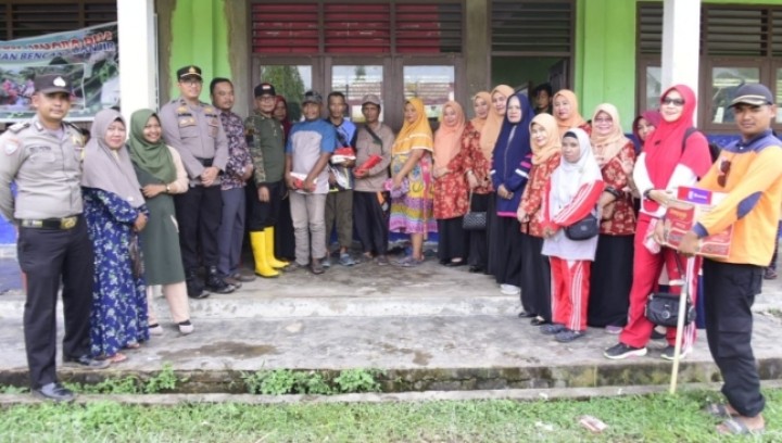 Dharma Wanita Kabupaten Bengkalis saat menyalurkan bantuan