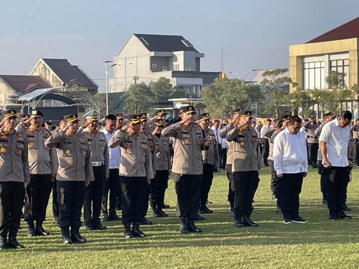 Kapolda Riau Irjen Mohammad Iqbal memimpin upacara penghormatan kepada Kapolda Kepri Irjen Tabana Bangun, yang sebelumnya menjabat sebagai Wakapolda Riau.