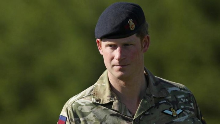 Potret Pangeran Harry dengan Menggunakan Baju Militer Lengkap Inggris. (inews.id/Foto)