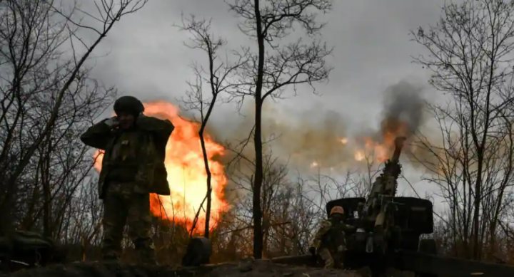 Prajurit Ukraina menembakkan peluru dari howitzer 2A65 Msta-B ke arah pasukan Rusia, di tengah serangan Rusia ke Ukraina, di garis depan di wilayah Zaporizhzhia, Ukraina /Reuters