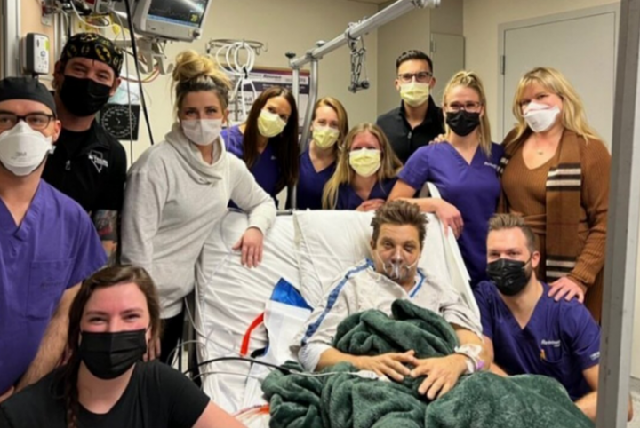 Kondisinya Membaik, Jeremy Renner Hawkeye Berpose di ICU. (Twitter/Foto)